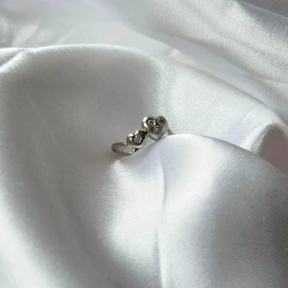 18k solid gold heart diamond ring - Size 4 1/2 thumbnail