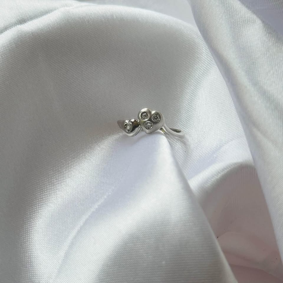 18k solid gold heart diamond ring - Size 4 1/2 - photo 2