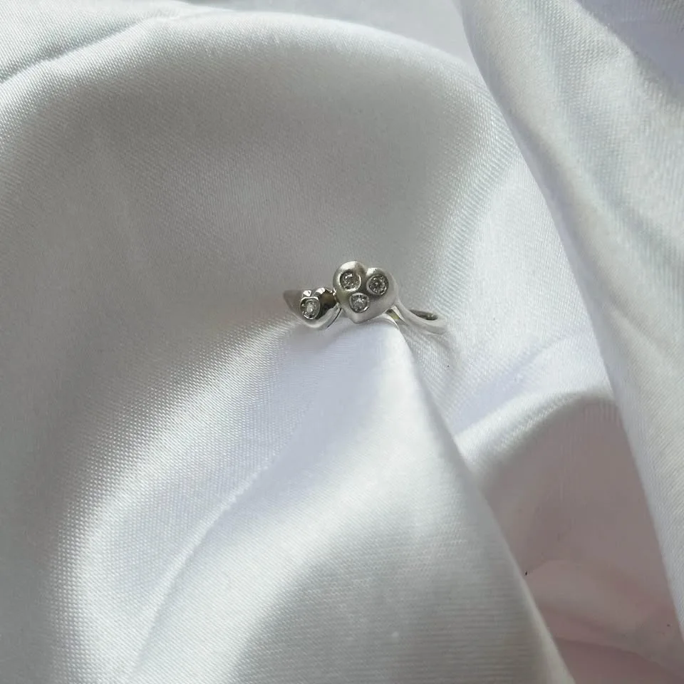 18k solid gold heart diamond ring - Size 4 1/2 image indicator(2)