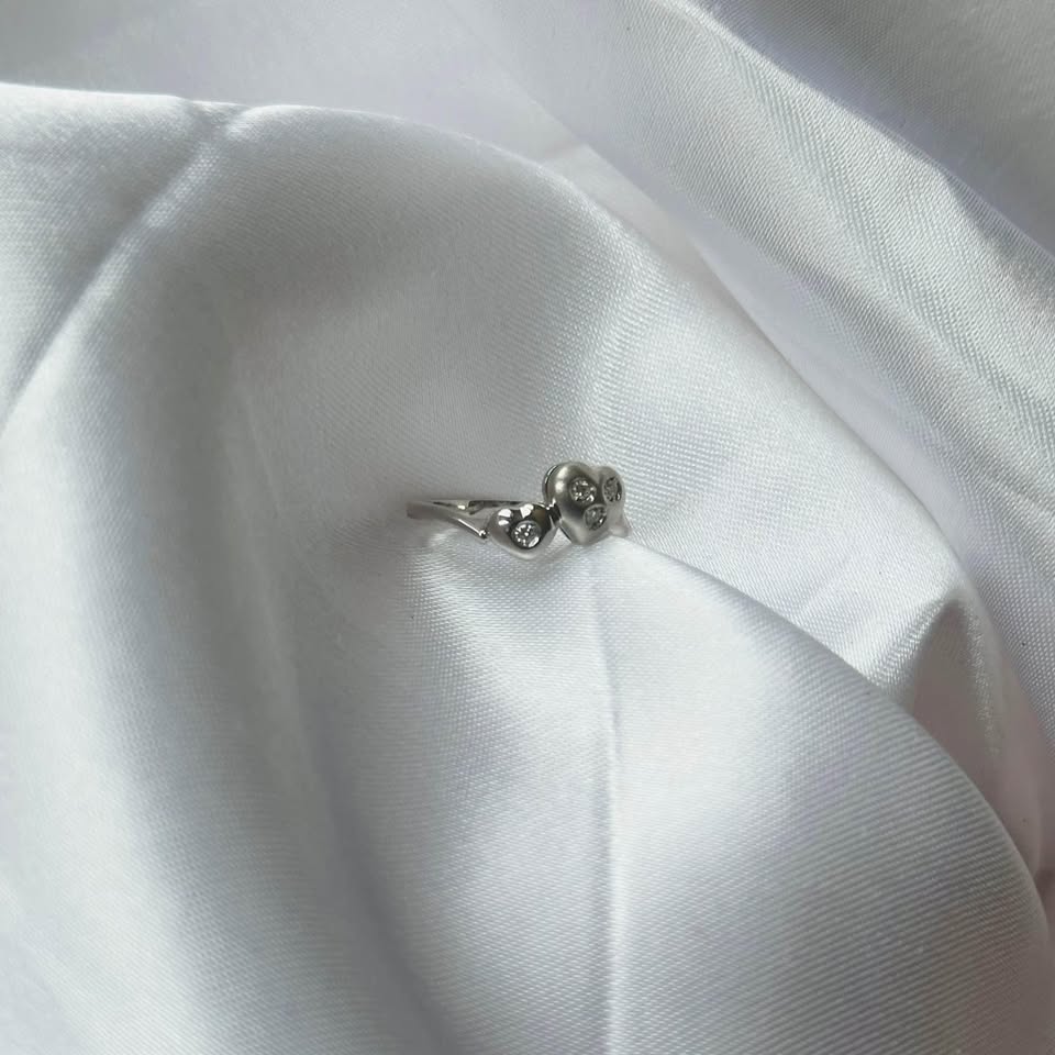 18k solid gold heart diamond ring - Size 4 1/2 - photo 3