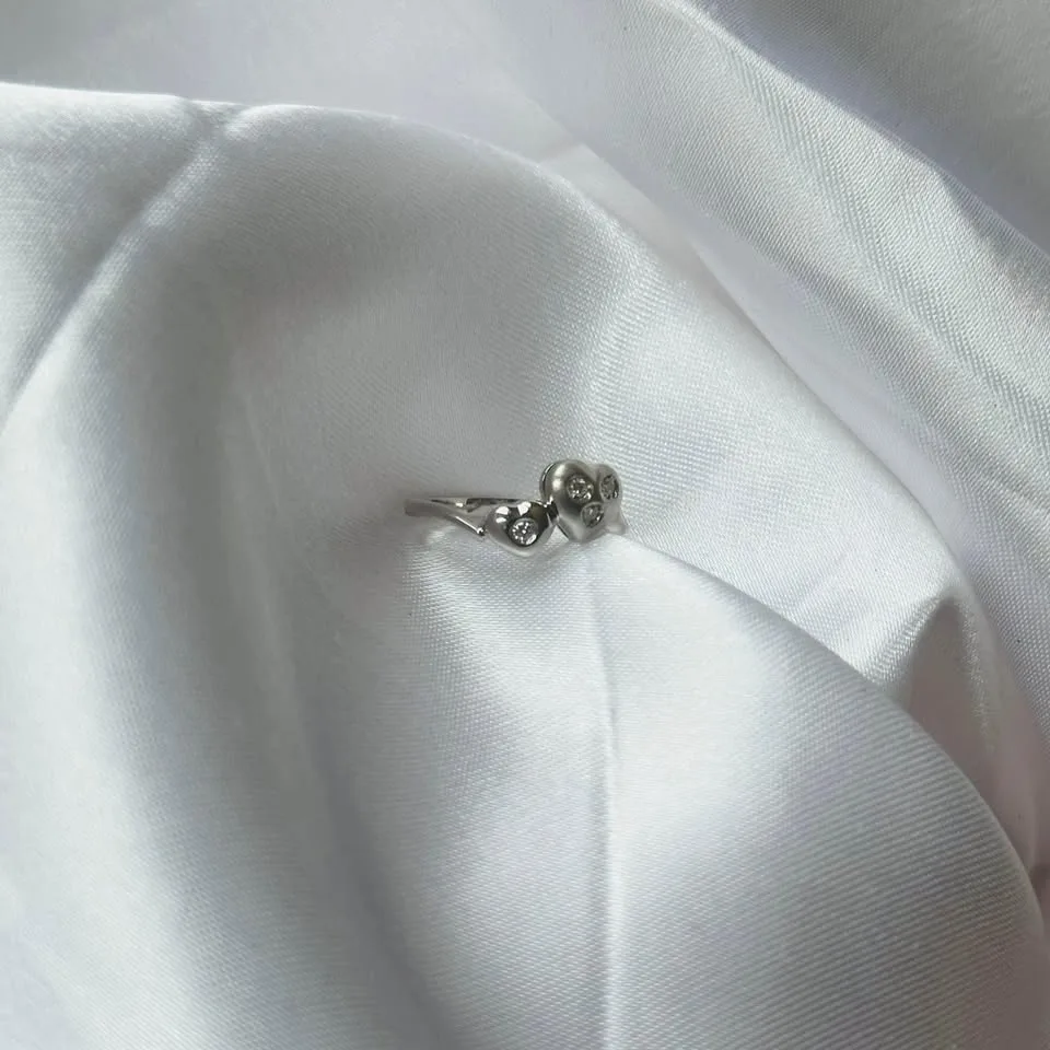 18k solid gold heart diamond ring - Size 4 1/2 image indicator(3)