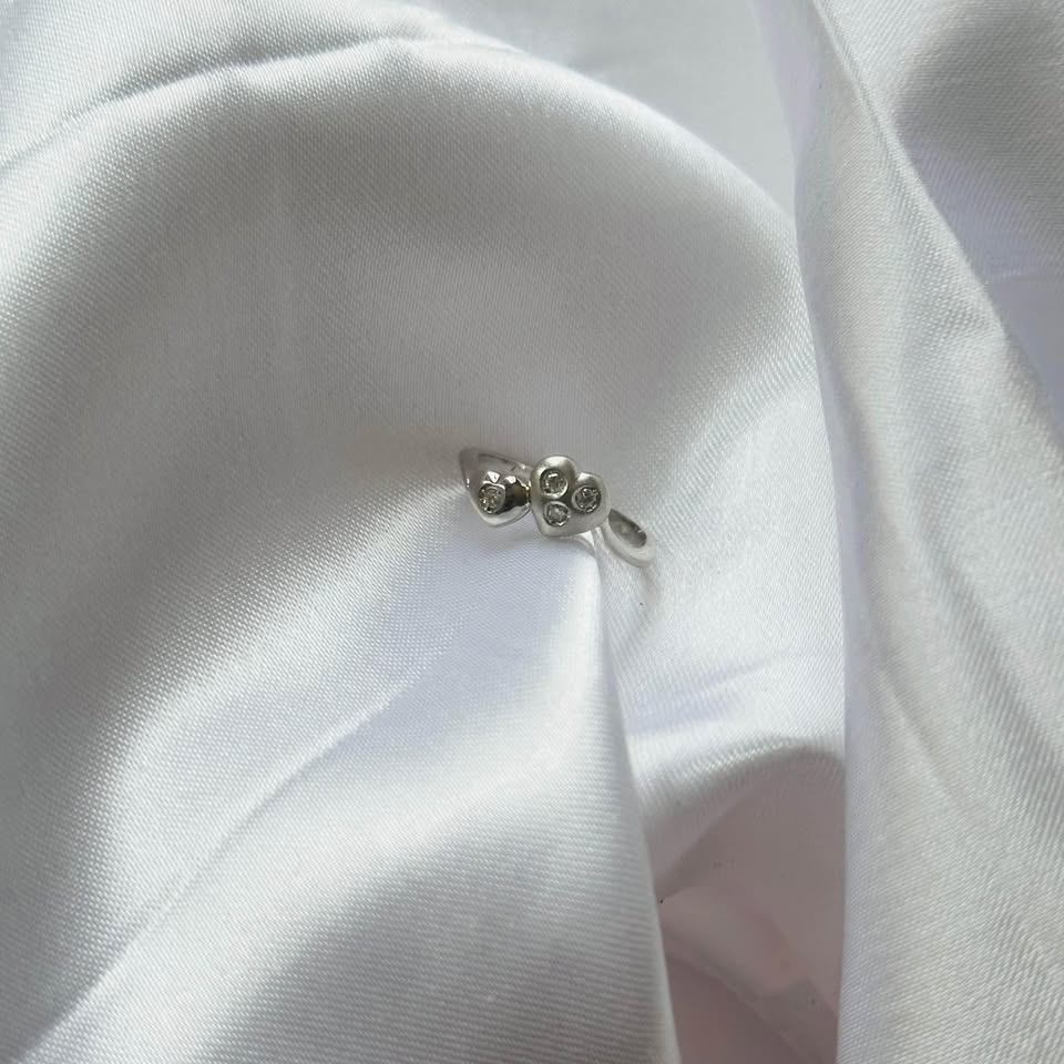 18k solid gold heart diamond ring - Size 4 1/2 - photo 4