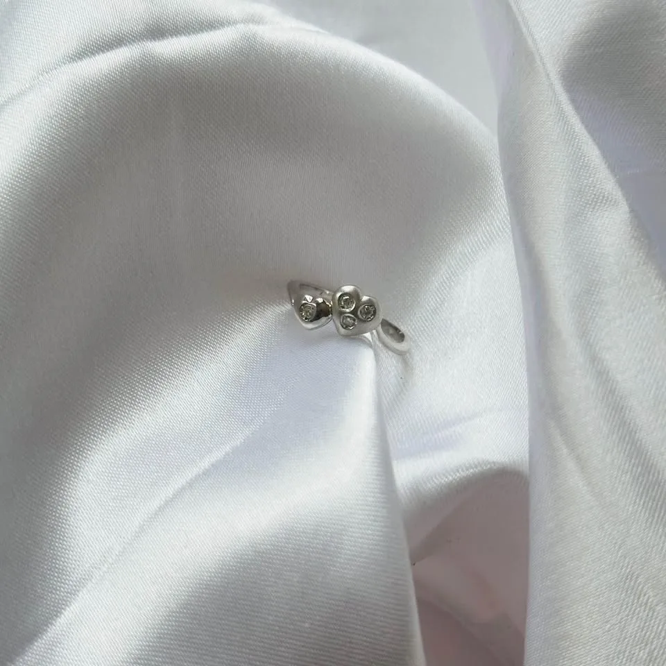 18k solid gold heart diamond ring - Size 4 1/2 image indicator(4)