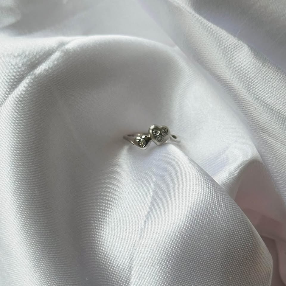 18k solid gold heart diamond ring - Size 4 1/2 - photo 5
