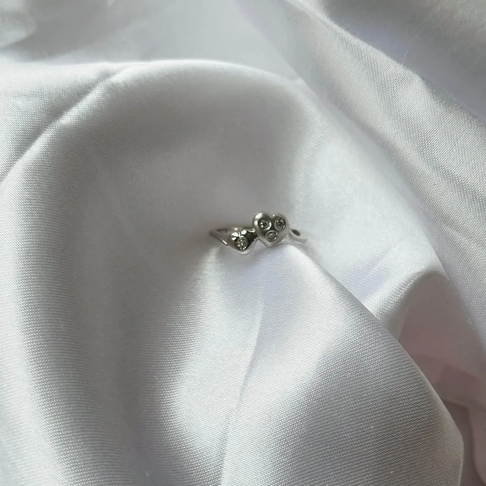 18k solid gold heart diamond ring - Size 4 1/2 image indicator(5)