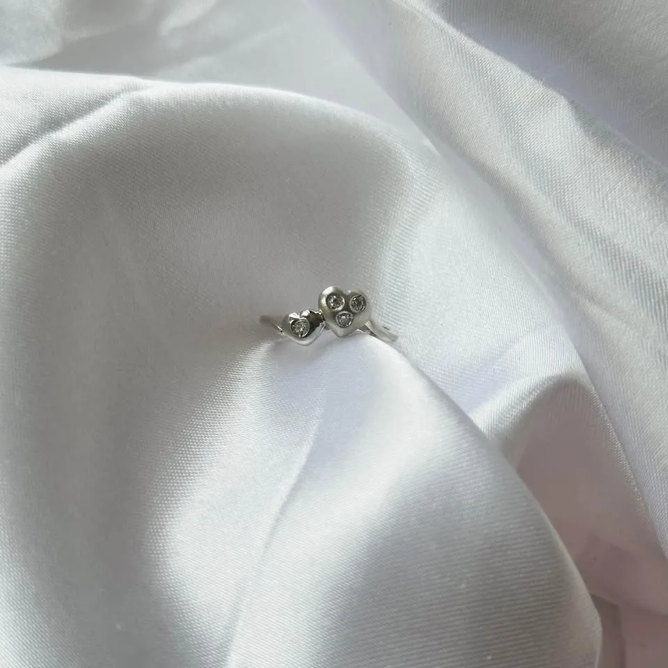 18k solid gold heart diamond ring - Size 4 1/2 image indicator(6)