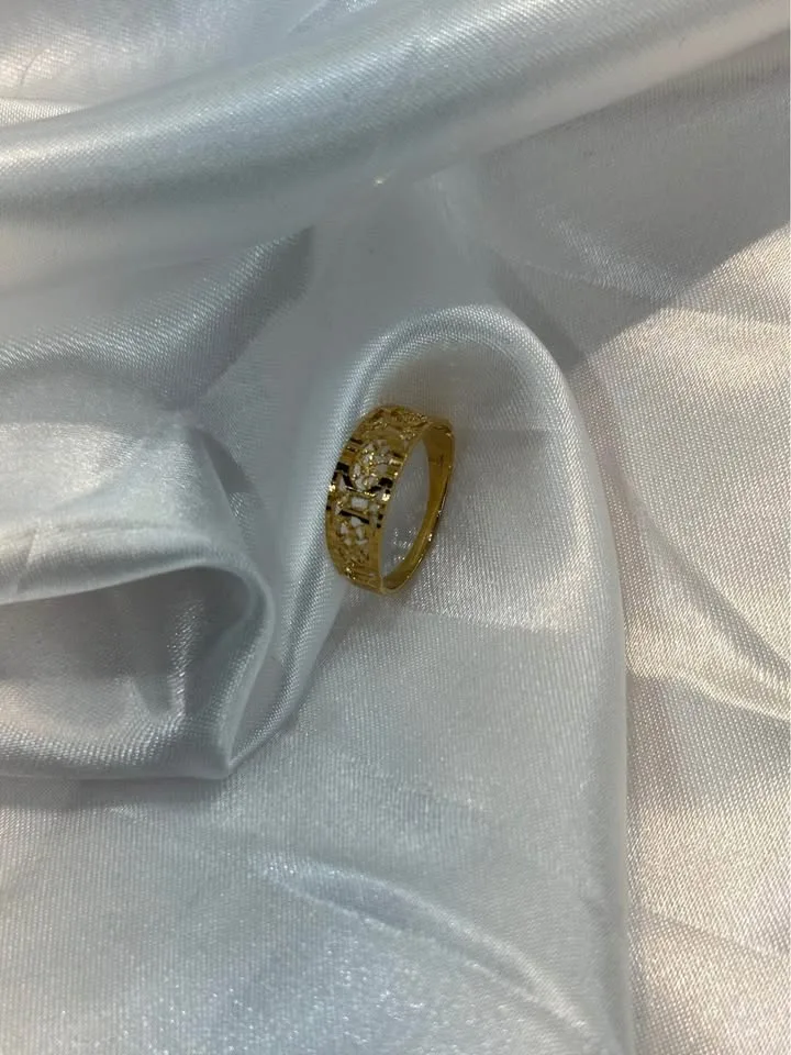 18k Solid Gold Ring - Size 5 3/4 image indicator(3)