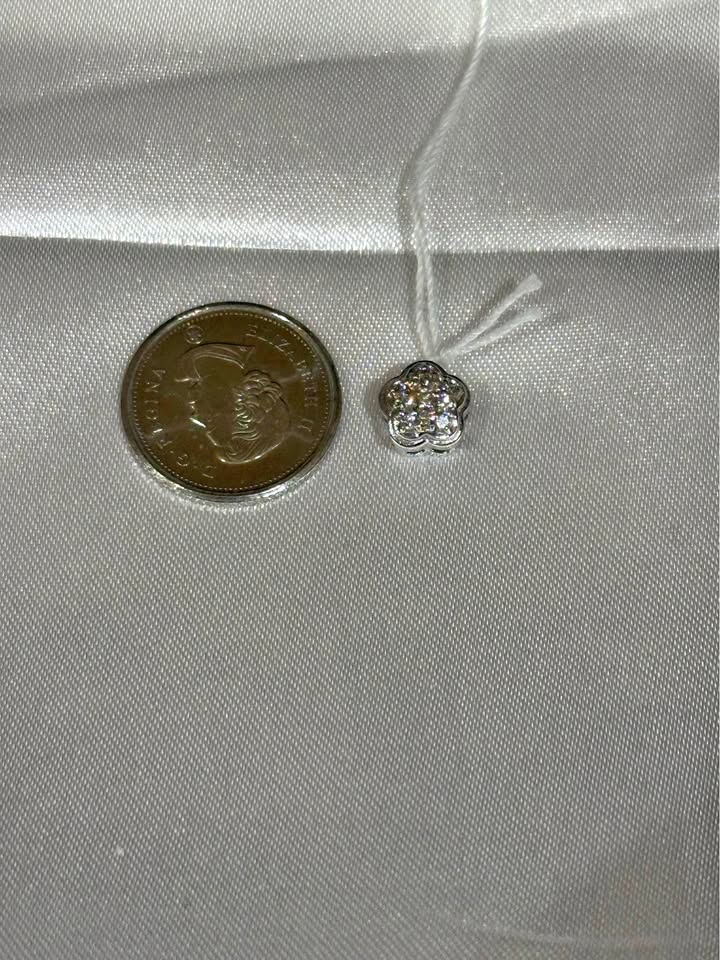 18k solid gold Dainty Flower Diamond Pendant