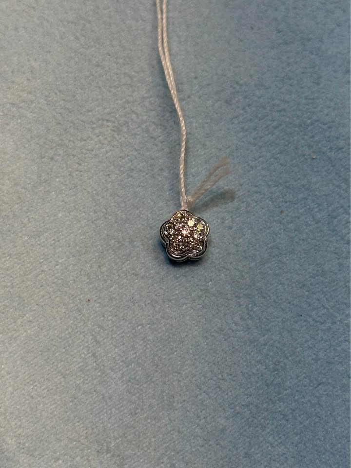 18k solid gold Dainty Flower Diamond Pendant - photo 3