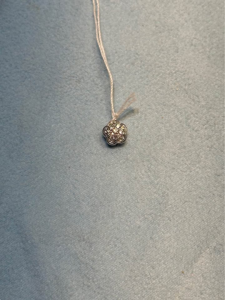 18k solid gold Dainty Flower Diamond Pendant - photo 4