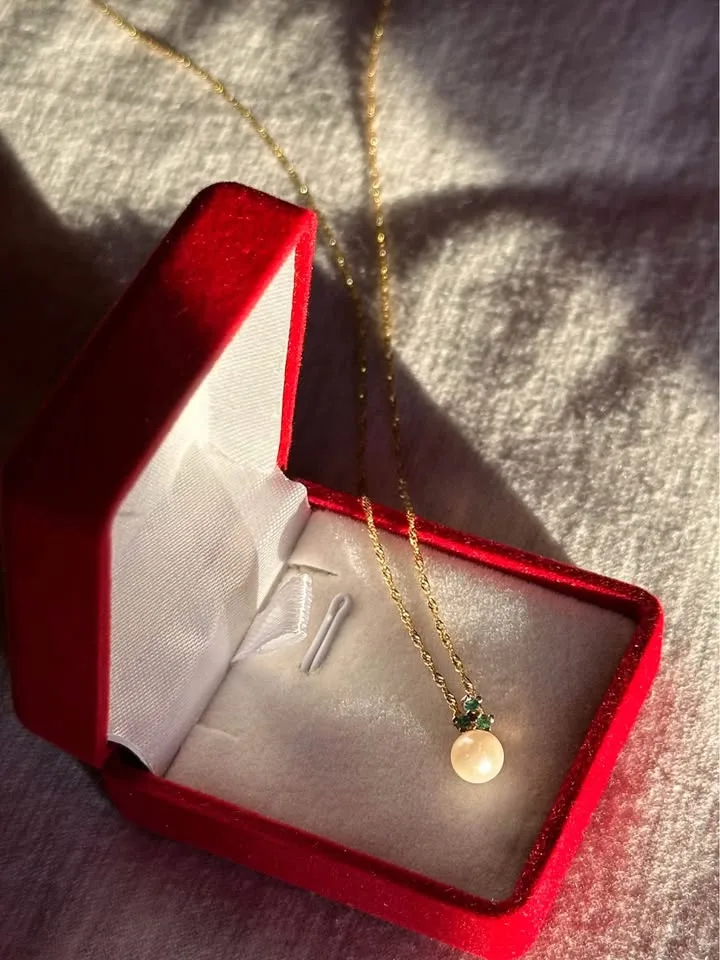 14k solid gold Dainty Pearl and Emerald - Pendant and Necklace image indicator(2)