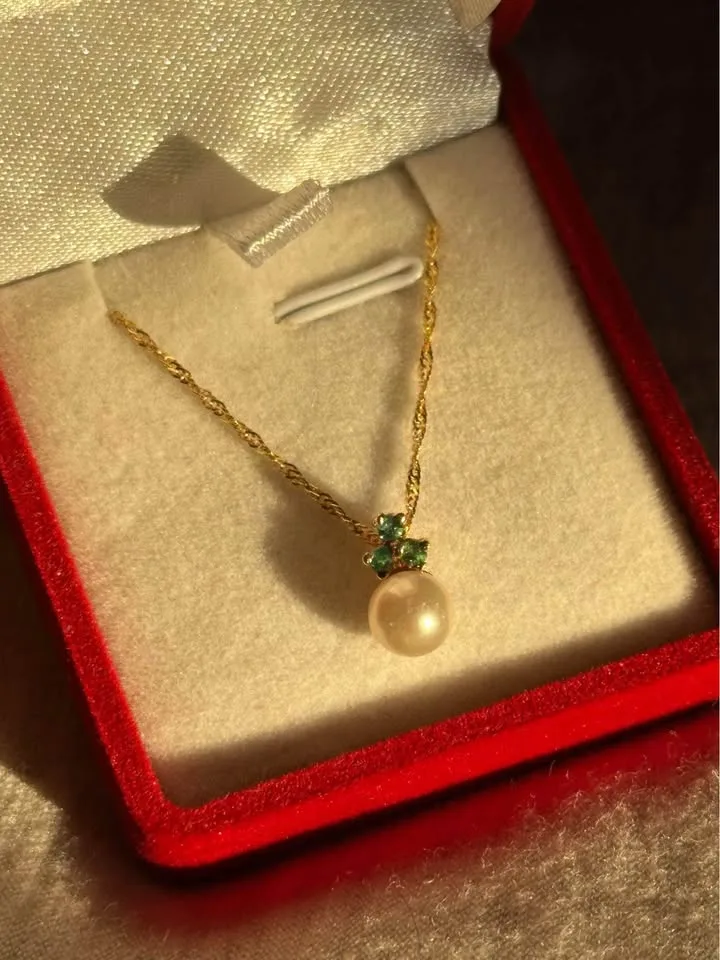 14k solid gold Dainty Pearl and Emerald - Pendant and Necklace image indicator(4)