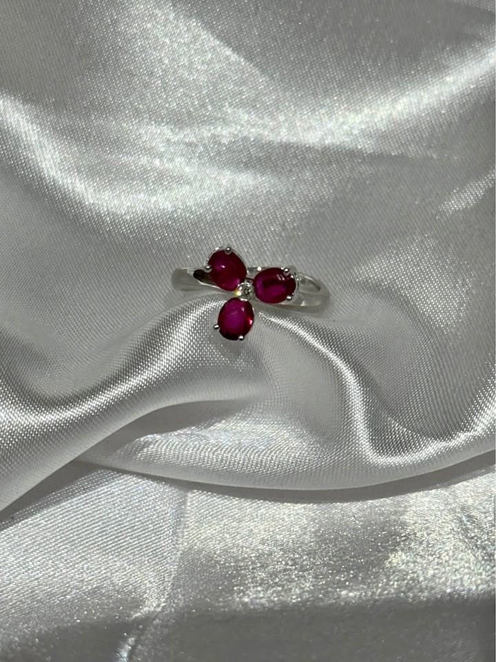 18k gold Ruby Flower Birthstone Ring - Size 6 1/4