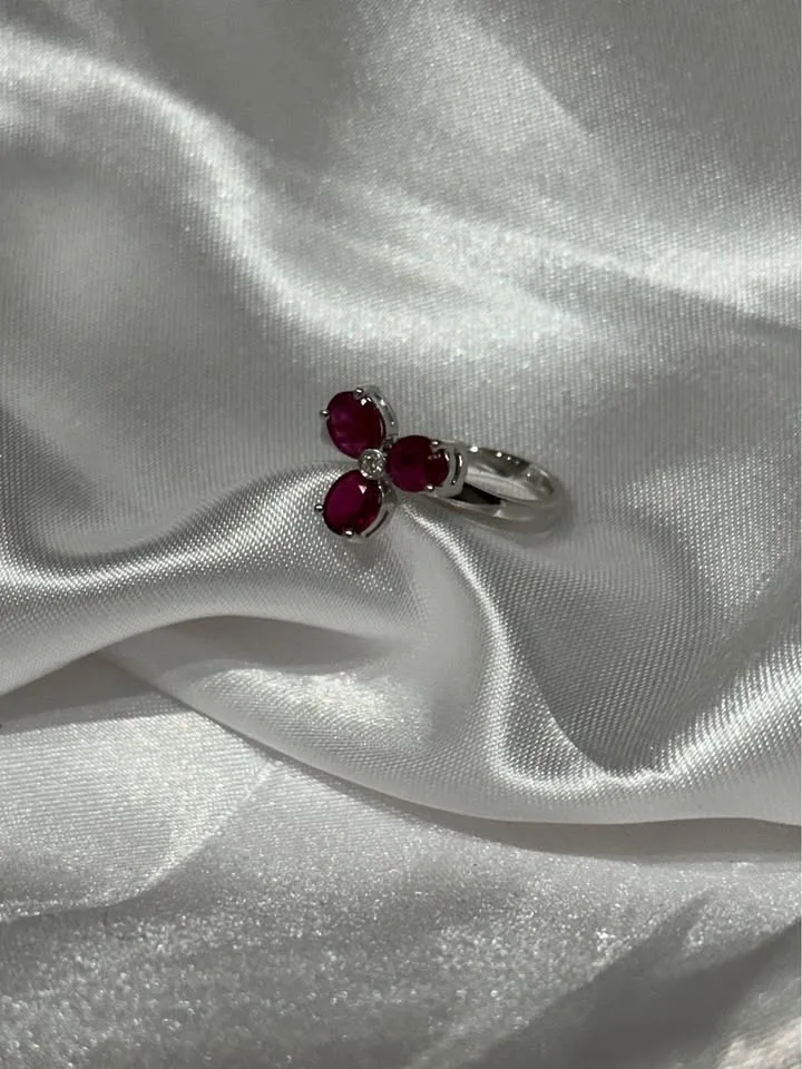 18k gold Ruby Flower Birthstone Ring - Size 6 1/4 image indicator(2)