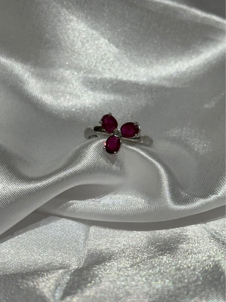 18k gold Ruby Flower Birthstone Ring - Size 6 1/4 - photo 3