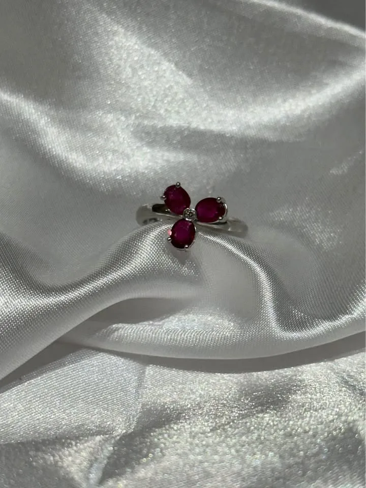 18k gold Ruby Flower Birthstone Ring - Size 6 1/4 image indicator(3)