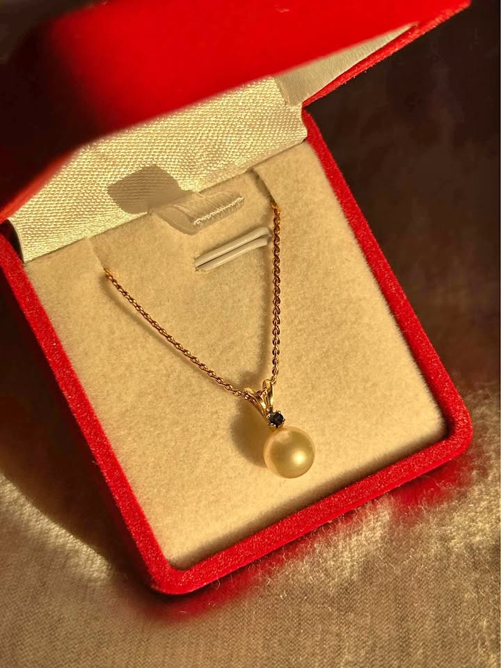 14k solid gold. Sapphire and Japanese Pearl Pendant and chain