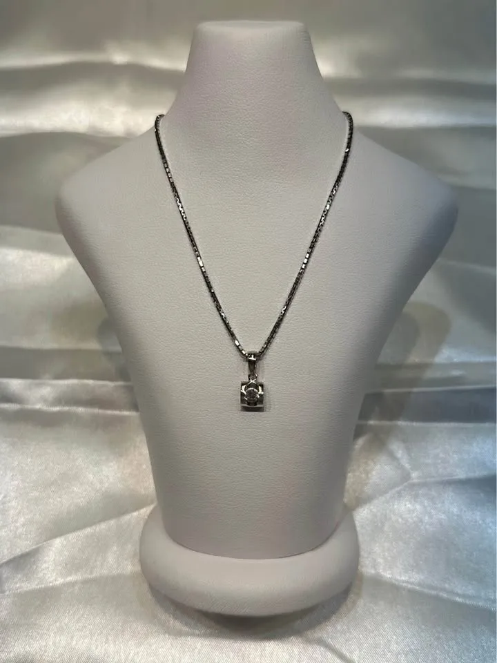 18k Diamond Pendant image indicator(3)