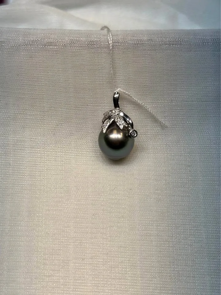 18k White Gold Black Pearl Diamond Pendant thumbnail