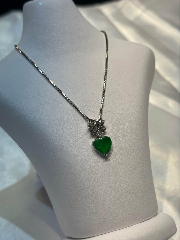 18k gold Jade and Diamond Bow Pendant - photo 2