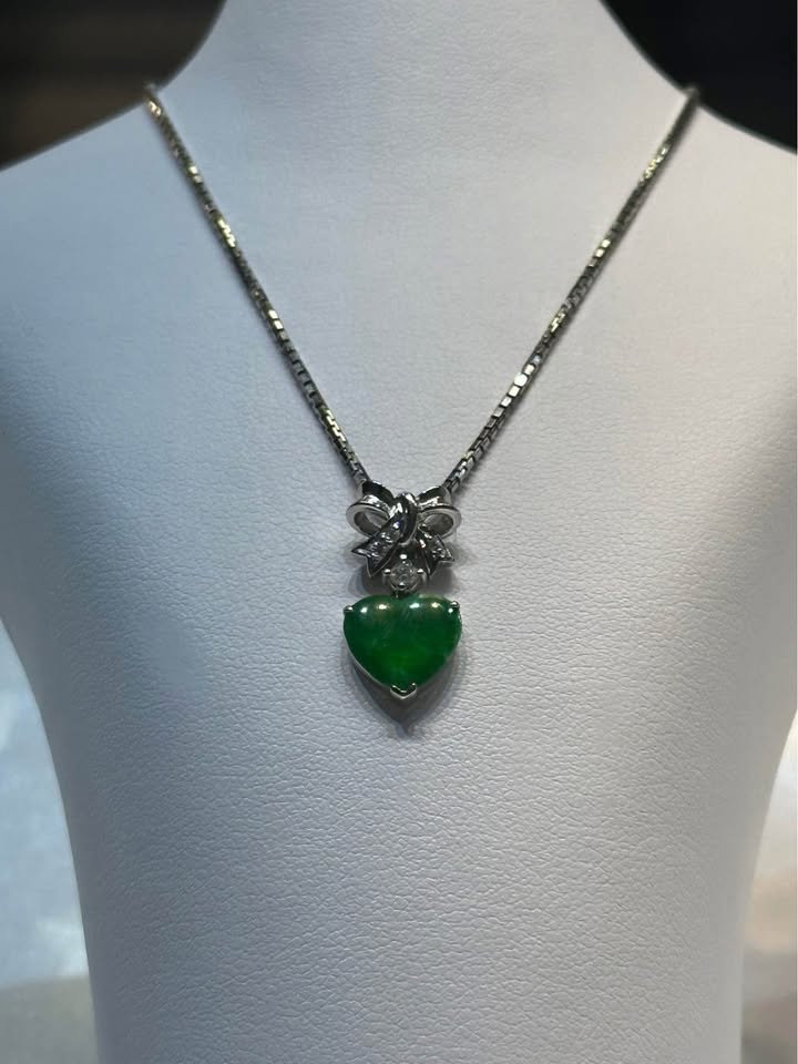 18k gold Jade and Diamond Bow Pendant - photo 3