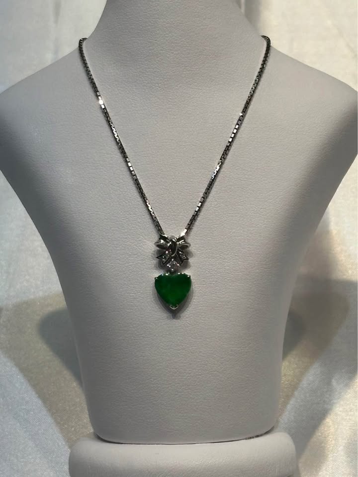 18k gold Jade and Diamond Bow Pendant - photo 4