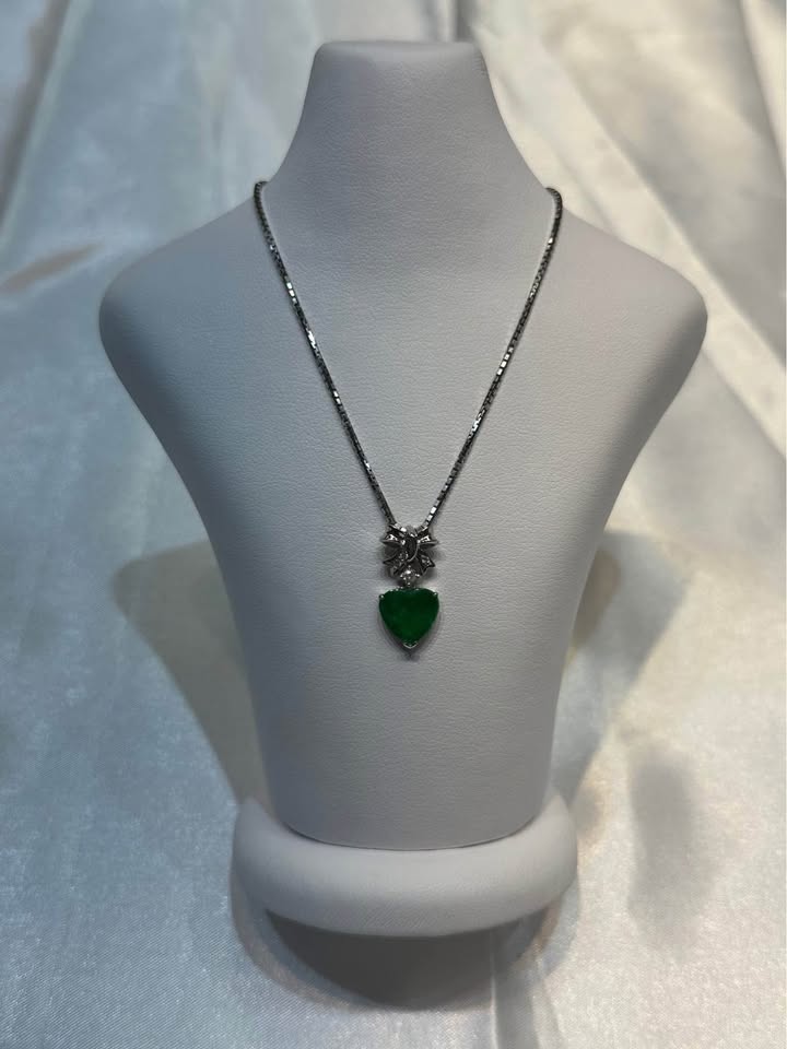 18k gold Jade and Diamond Bow Pendant - photo 5