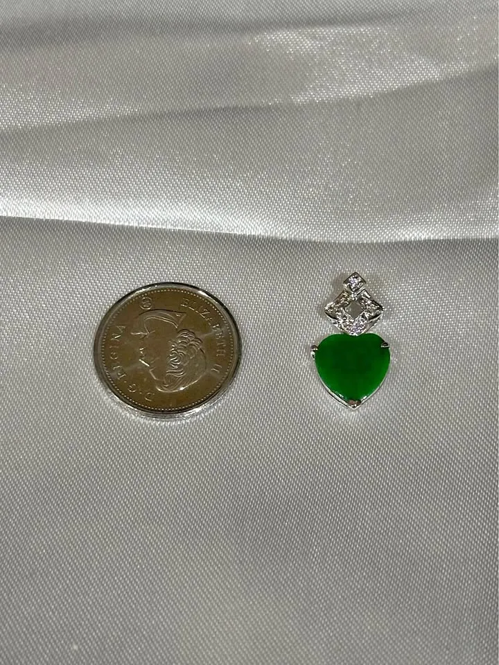 18k white gold Jade Heart Pendant thumbnail