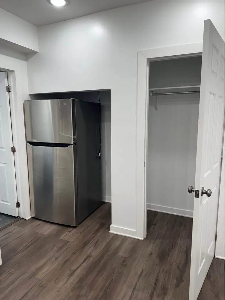 Legal basement apartment 2 beds image indicator(3)