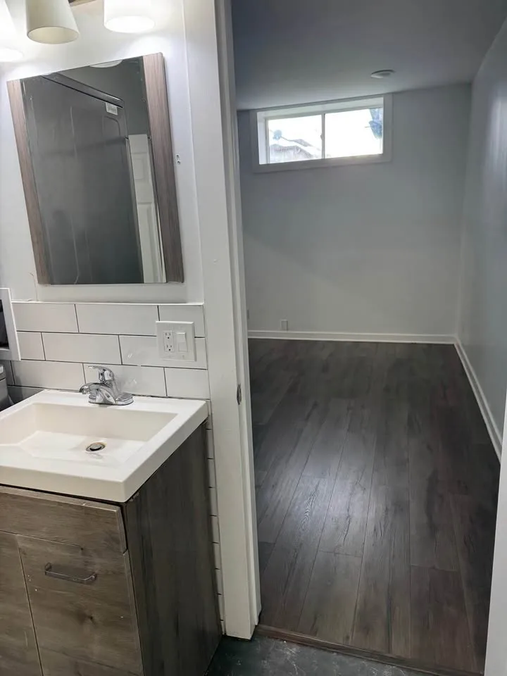 Legal basement apartment 2 beds image indicator(6)