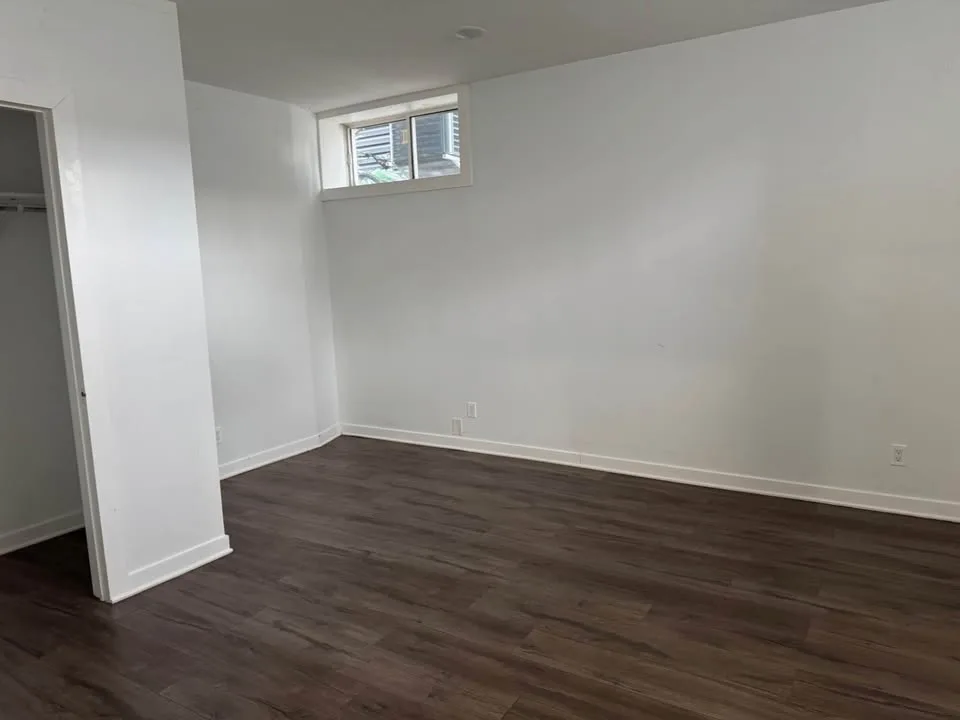 Legal basement apartment 2 beds image indicator(9)