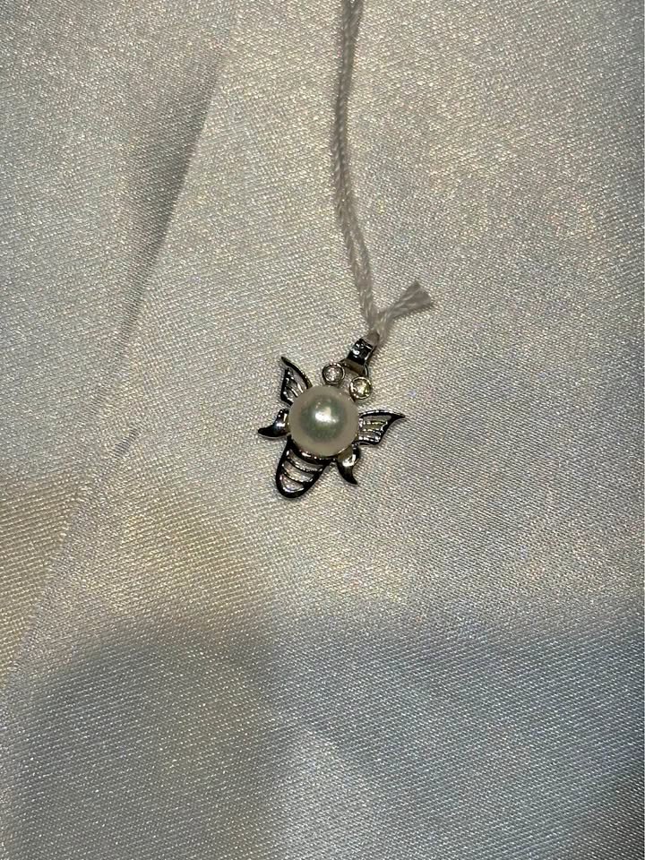 18k gold Japanese Pearl Diamond Bumble Bee Pendant