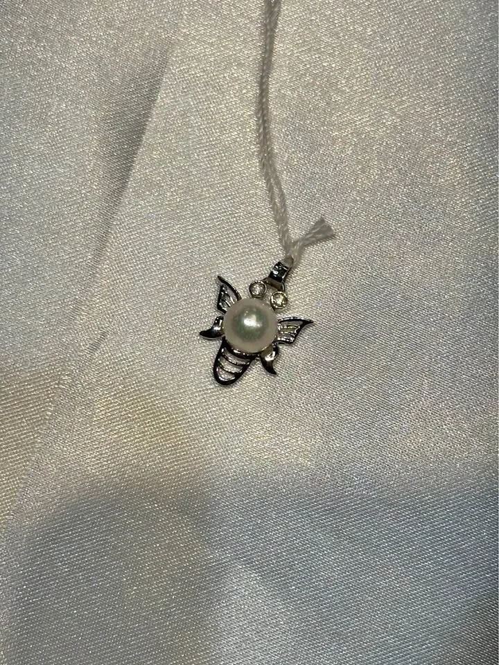 18k gold Japanese Pearl Diamond Bumble Bee Pendant thumbnail