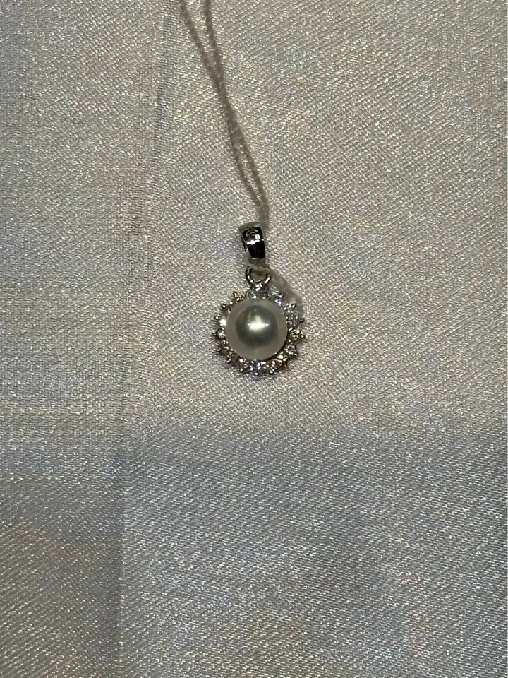 18k gold Diamond Encrusted Pearl Pendant thumbnail