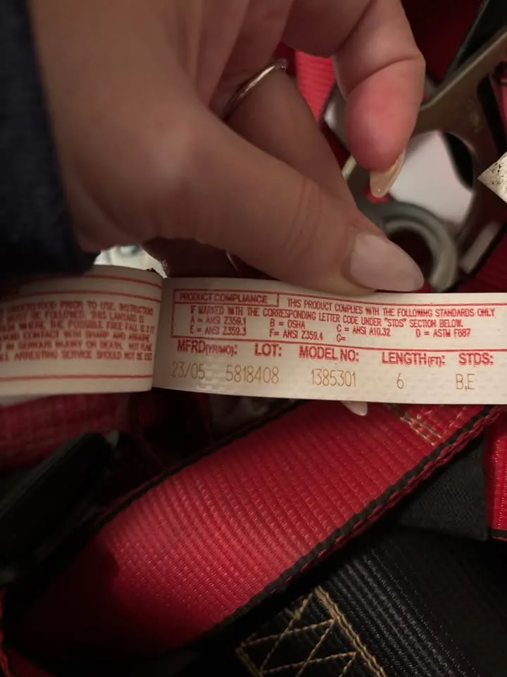 Safety body harness and 6 ft lanyard image indicator(2)