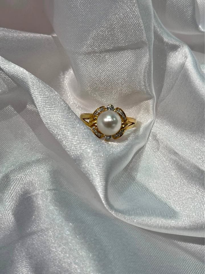 18k Solid Gold Pearl & Diamond Ring - Size 6 1/2