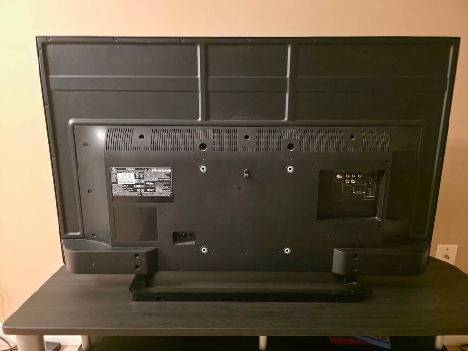 55" Toshiba TV - photo 3