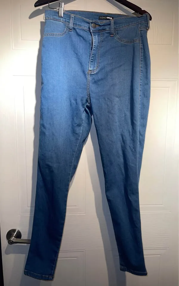 Fashion Nova Classic High Waist Skinny Jeans size 8 image indicator(2)