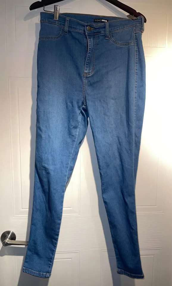 Fashion Nova Classic High Waist Skinny Jeans size 8 image indicator(3)