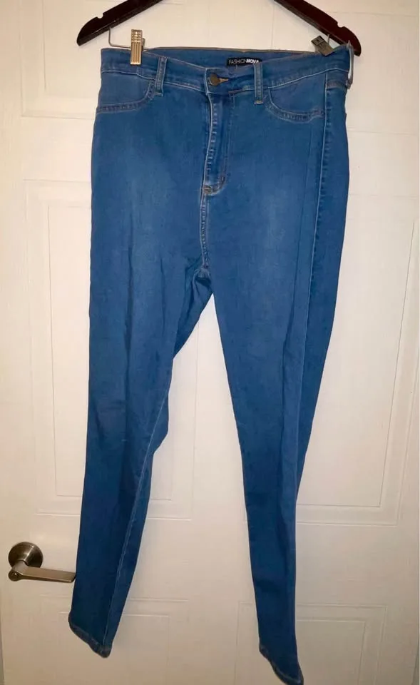 Fashion Nova Classic High Waist Skinny Jeans size 8 image indicator(5)