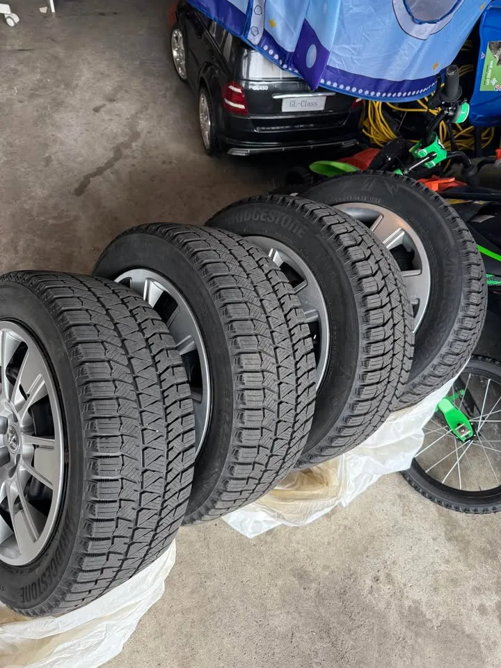 Bridgestone Blizzak Winter Tires + Rims & Hub Caps 205/55/16 image indicator(2)