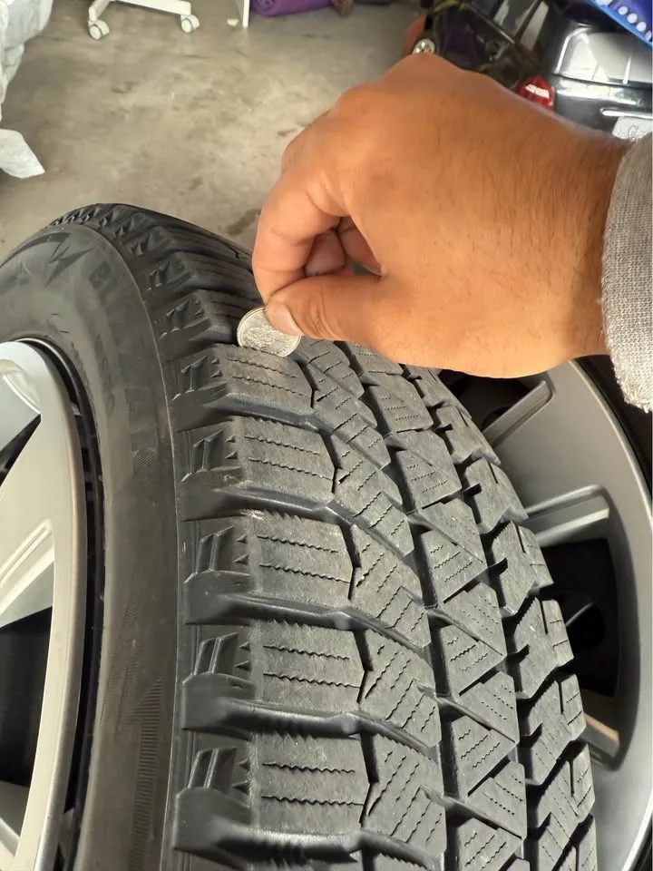 Bridgestone Blizzak Winter Tires + Rims & Hub Caps 205/55/16 image indicator(3)