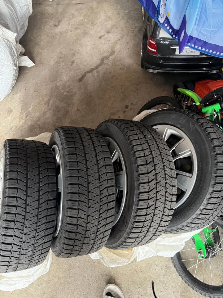 Bridgestone Blizzak Winter Tires + Rims & Hub Caps 205/55/16 image indicator(6)