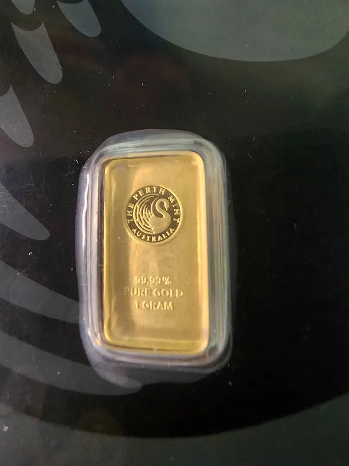 Single gram gold bar in assay card image indicator(6)
