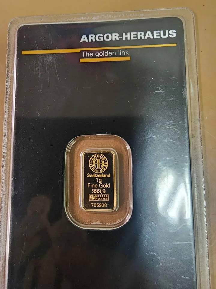 Single gram gold bar in assay card image indicator(8)