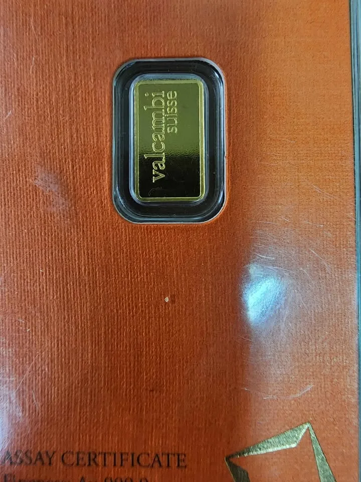 Single gram gold bar in assay card image indicator(9)