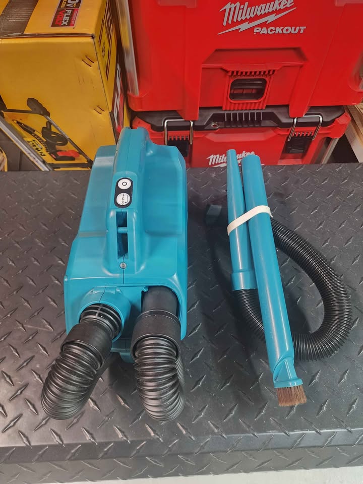 Makita 18v cordless car vacuum/blower - photo 2