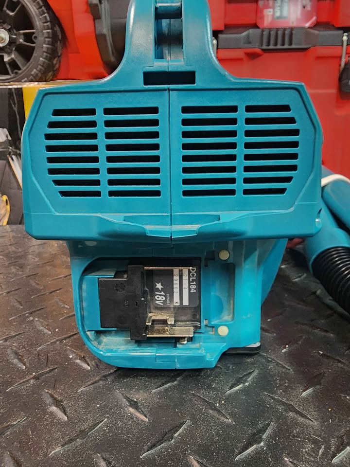 Makita 18v cordless car vacuum/blower - photo 4