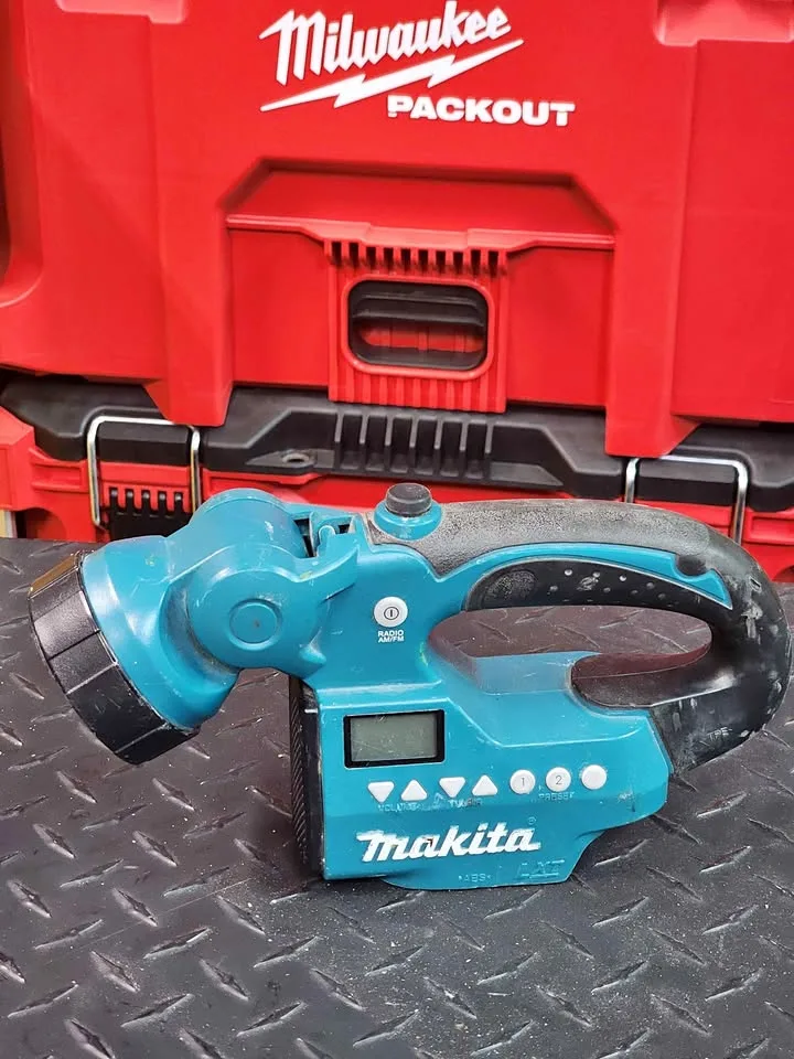 Makita cordless radio/flashlight thumbnail
