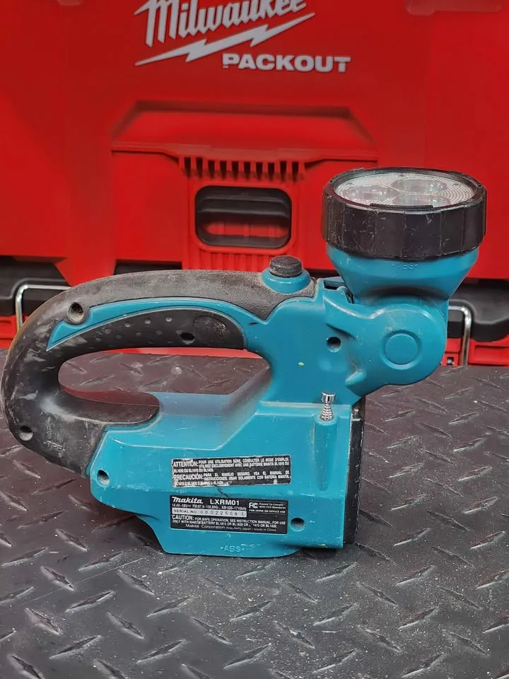 Makita cordless radio/flashlight image indicator(3)